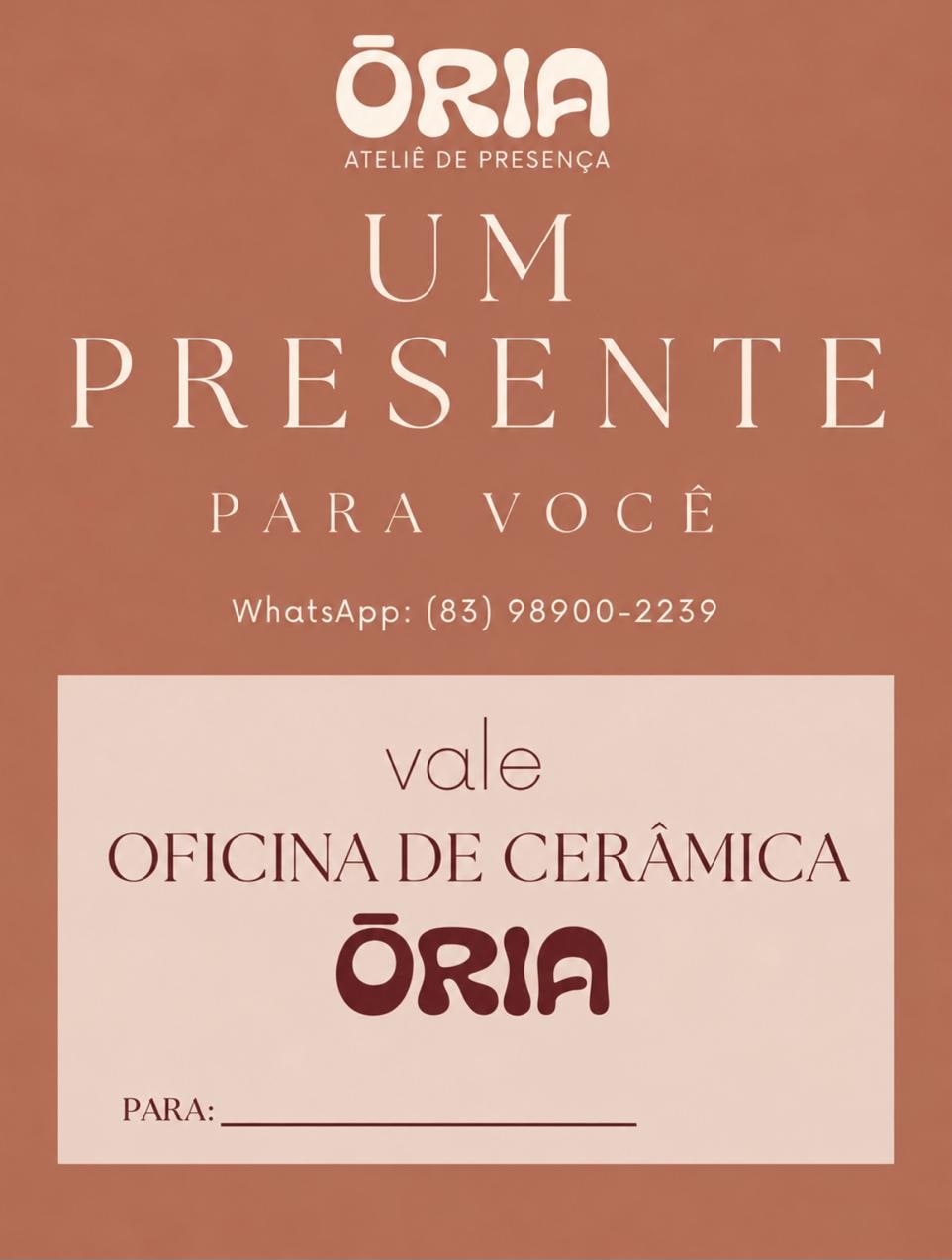 O vale de presente do ateliê ŌRIA: «Um presente para você», o WhatsApp do ateliê e um cartão que diz «vale oficina de cerâmica ŌRIA», com uma linha para escrever o nome de quem recebe